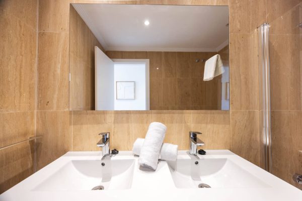 apartamento turistico los alcazares dormitorio camas aseo 2