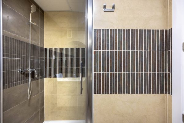 apartamento turistico los alcazares dormitorio camas aseo 4